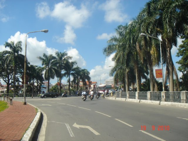 Đường dẫn lên cầu Lạc Long (phía bờ Bắc) by Tran Hoang Hiep