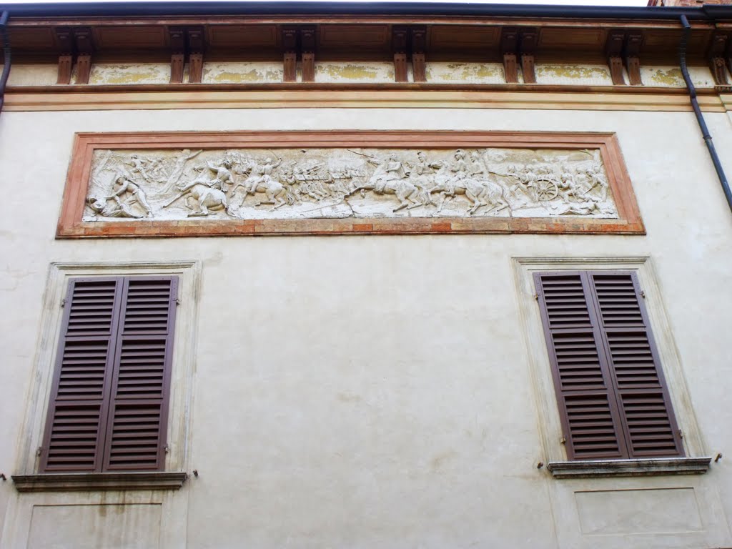 Faenza - Corso Matteotti - Palazzo Gucci Boschi - Dettaglio della facciata: Scena di battaglia risorgimentale (19/09/2010) by esse est reminisci (SAVE PANORAMIO)