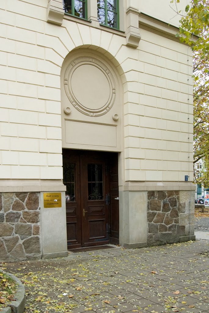 Portal der ehem. 3 Grundschule (jetzt Schule am Floßplatz) by Michael Heyne