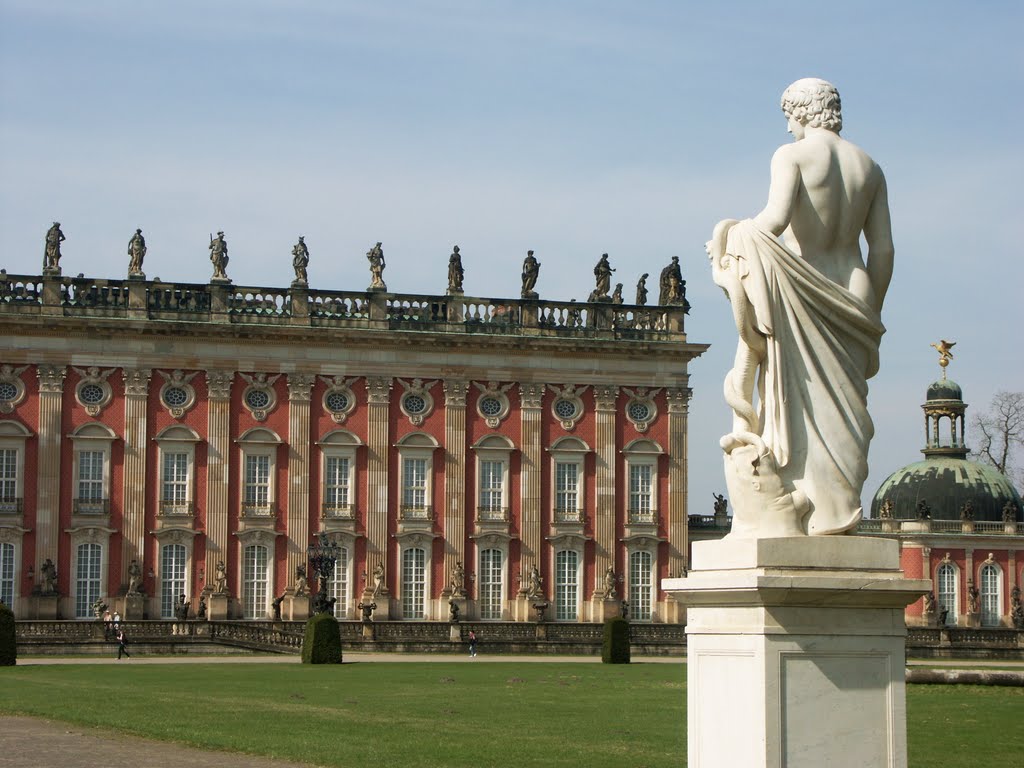 Statue vor dem Neuen Palais, Potsdam by Friedhelm Glöckner