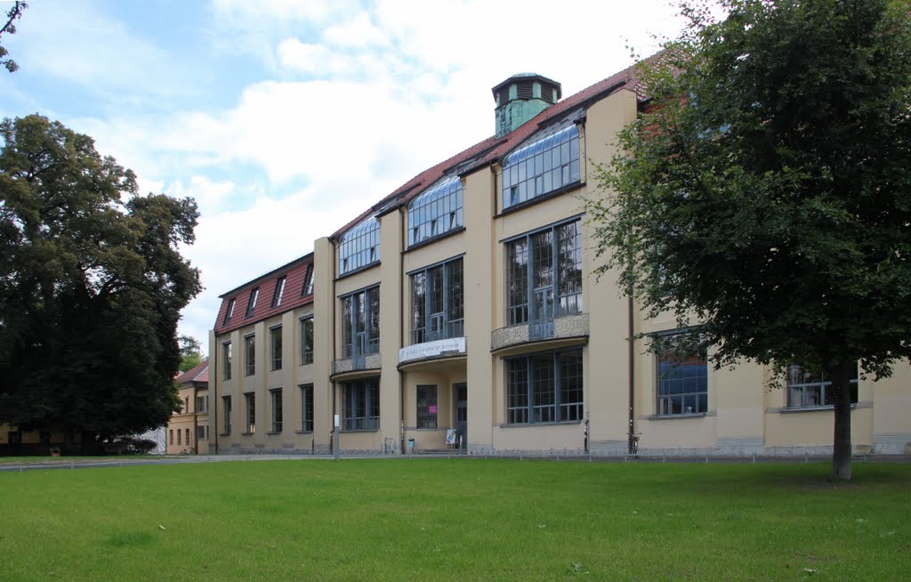 Bauhausuniversität Hauptgebäude by volkid