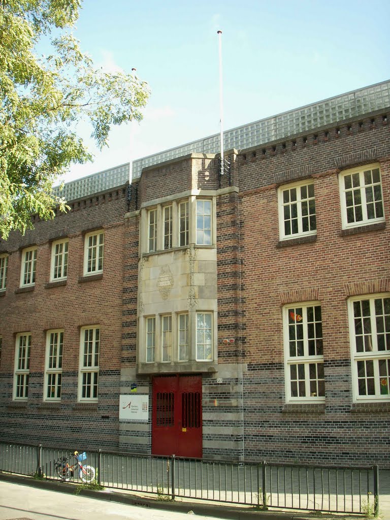 Ingang basisschool Aldoende in de 2de Boerhaavestraat. by Roeland 1578