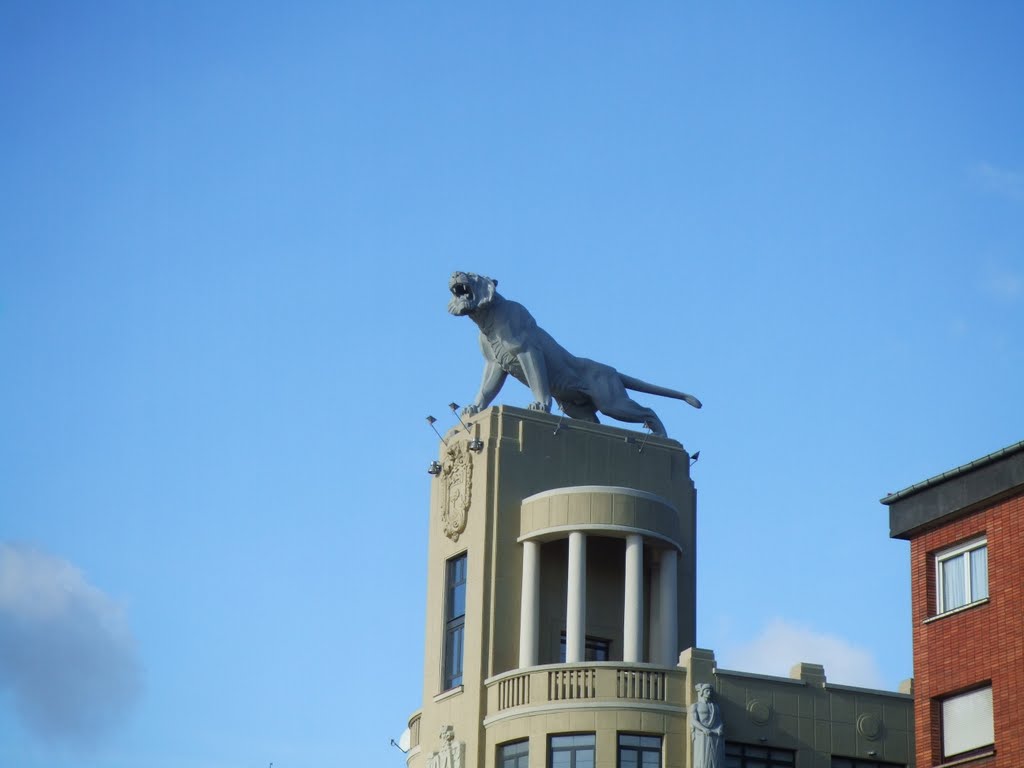 El tigre de Deusto fue esculpido en 1943 por Joaquín de Lucarini y tiene 9 metros de longitud. by Kasterot