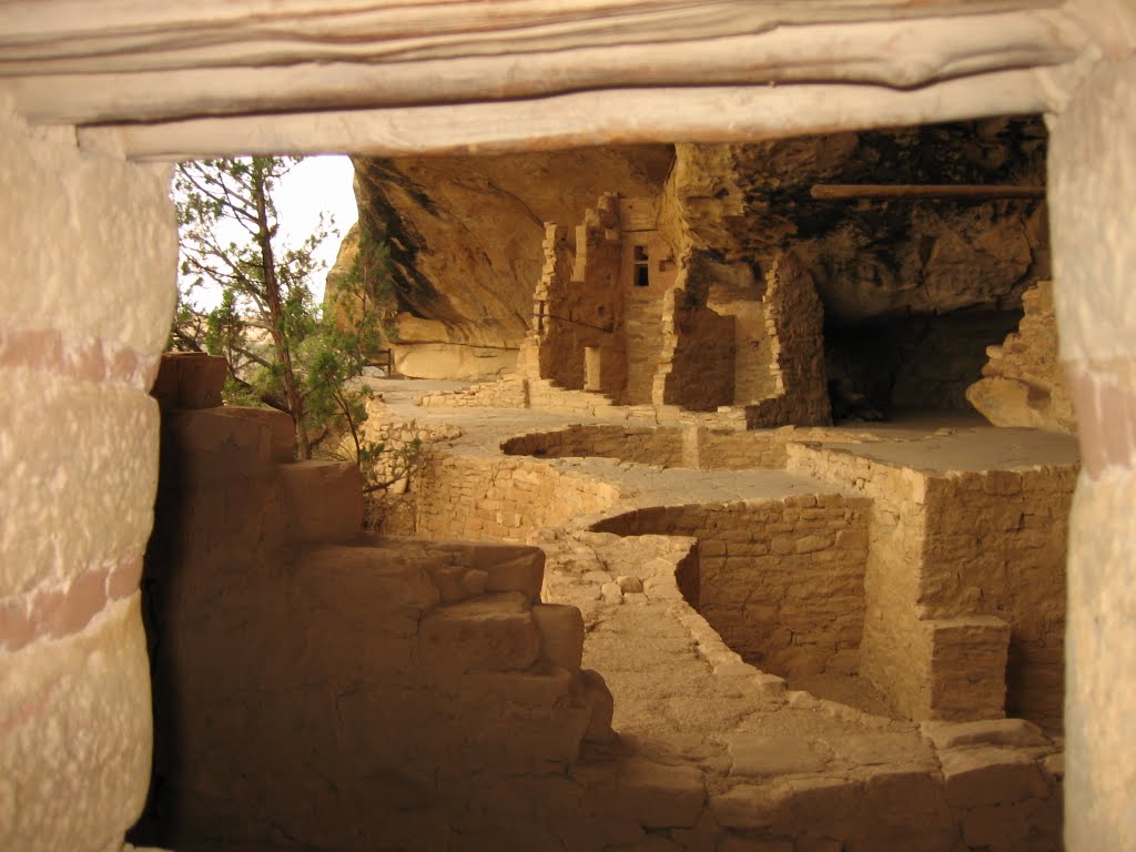 Cliff dwelling in Mesa Verde by WinandB