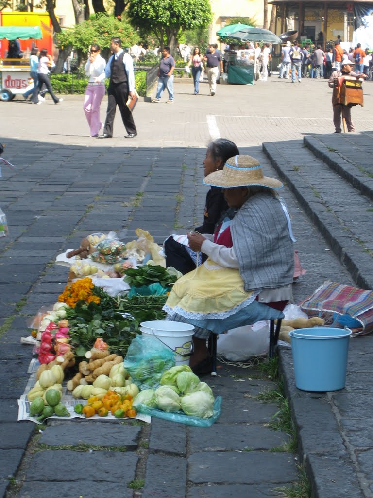 Ciudad de México. Mujeres en Coyoacán. by Pepma