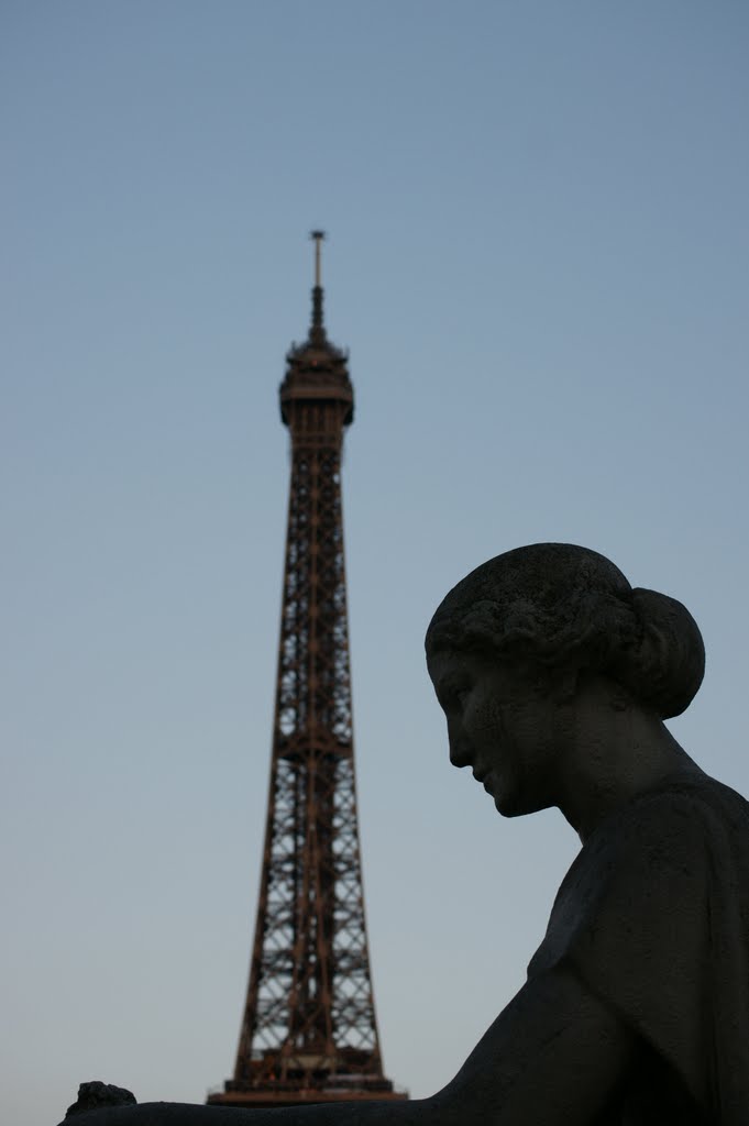 La Torre Eiffel by Carlos Avila Arquin