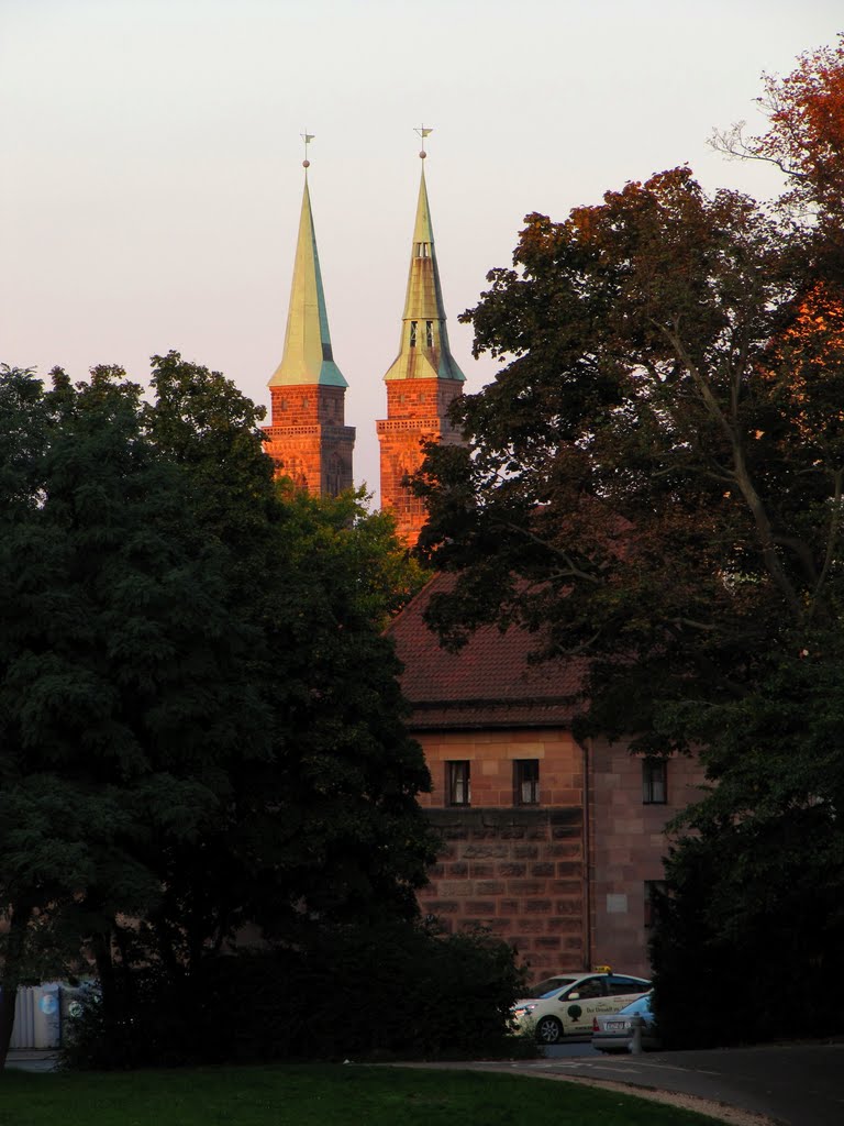 St. Sebalds Kirche vom Spittlertorgraben by Christian Laurer