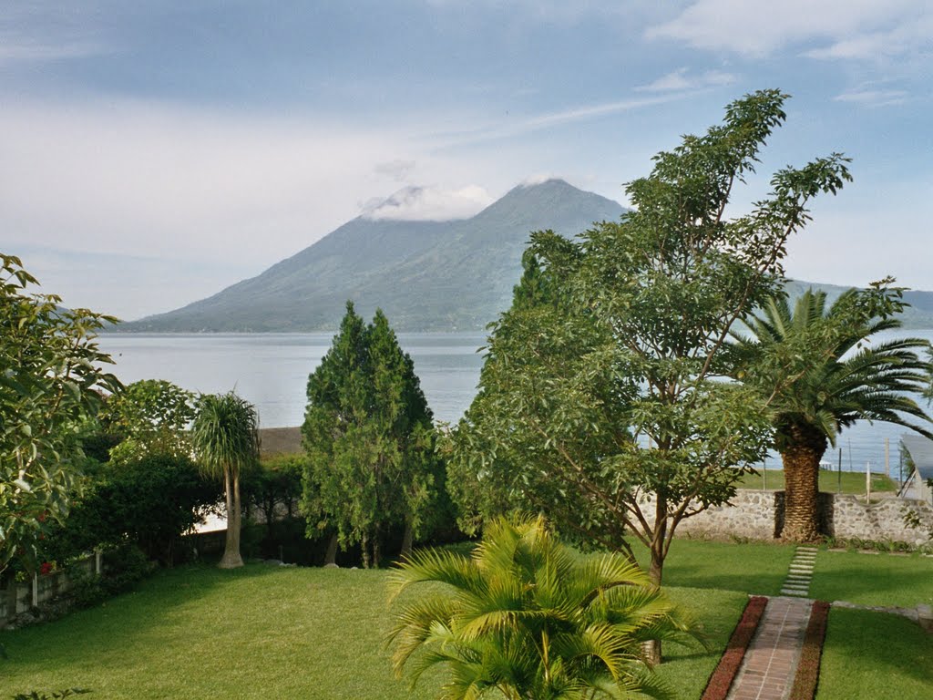 Lago y volcán Atitlan by Juande Mondría