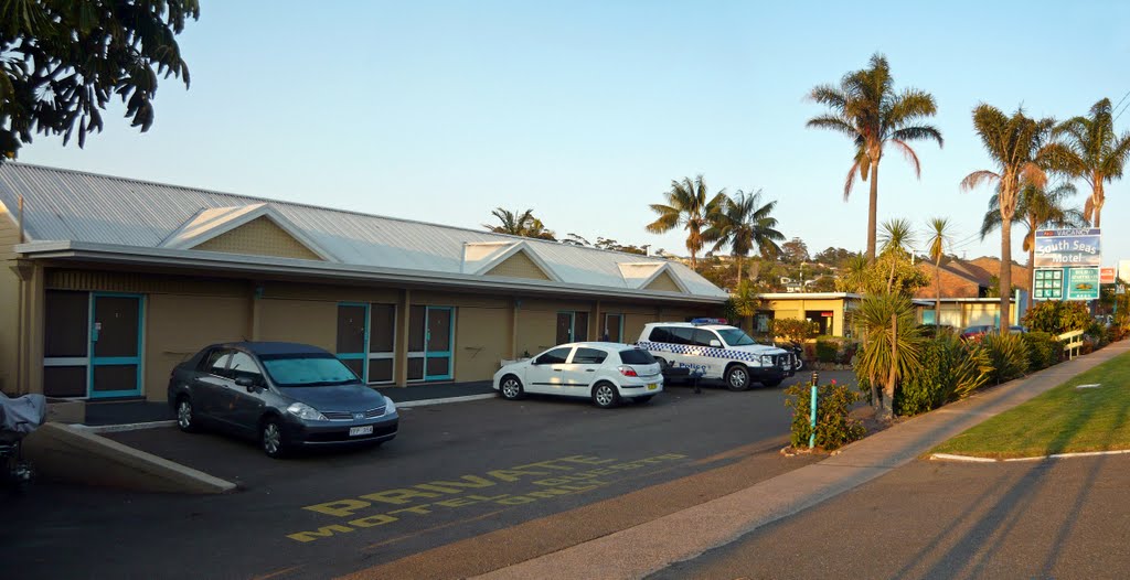 South Seas Motel (2010). Accommodation consists of 20 3.5 star rated motel units and 6 Split level 2 and 3 room fully self contained apartments by Muzza from McCrae