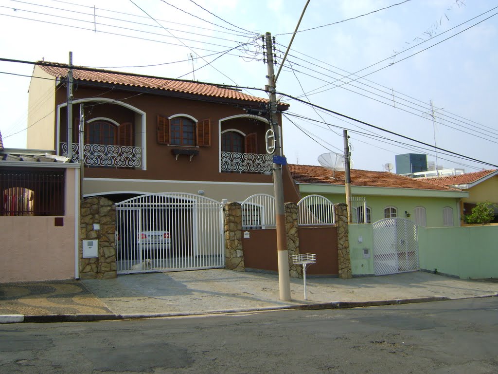 Bairro São Bernardo - belissimo sobrado by Alexander Denarelli