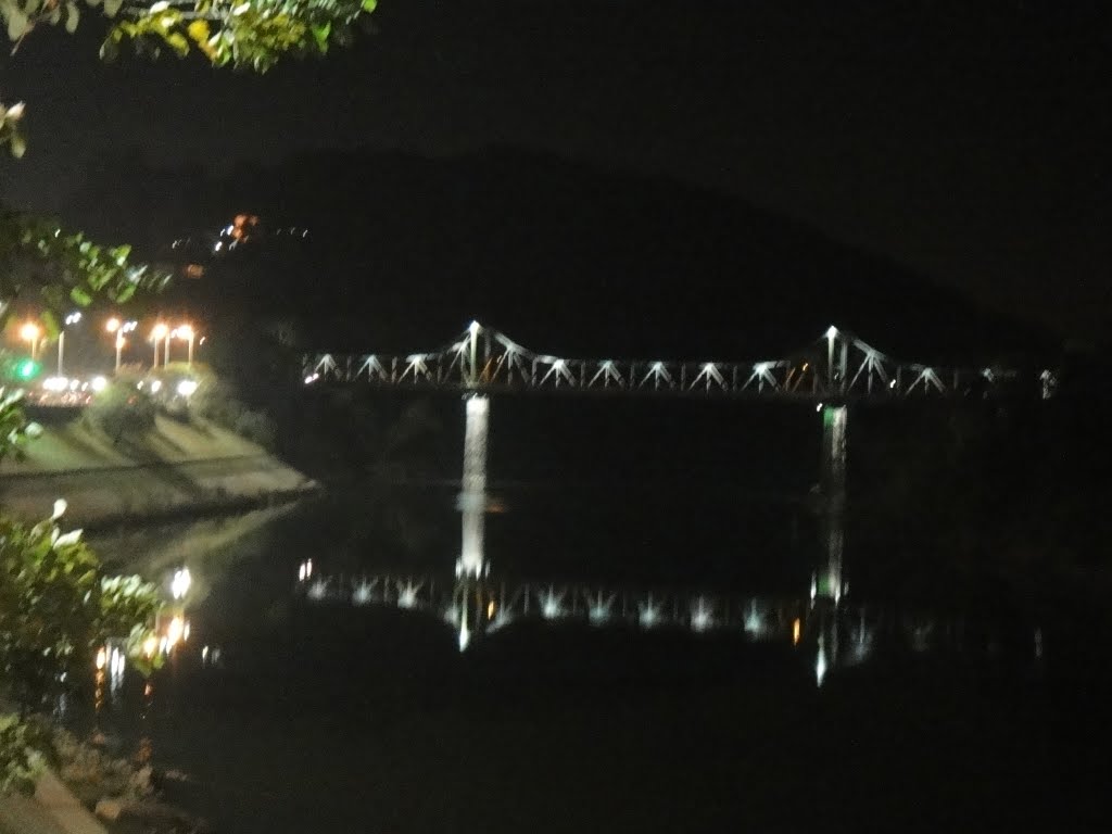 Ponte sobre o Rio Itajaí, noite - Blumenau by Regina Weis