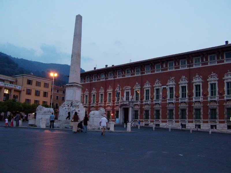 Piazza Degli Aranci ed il Palazzo Ducale by Web-Link