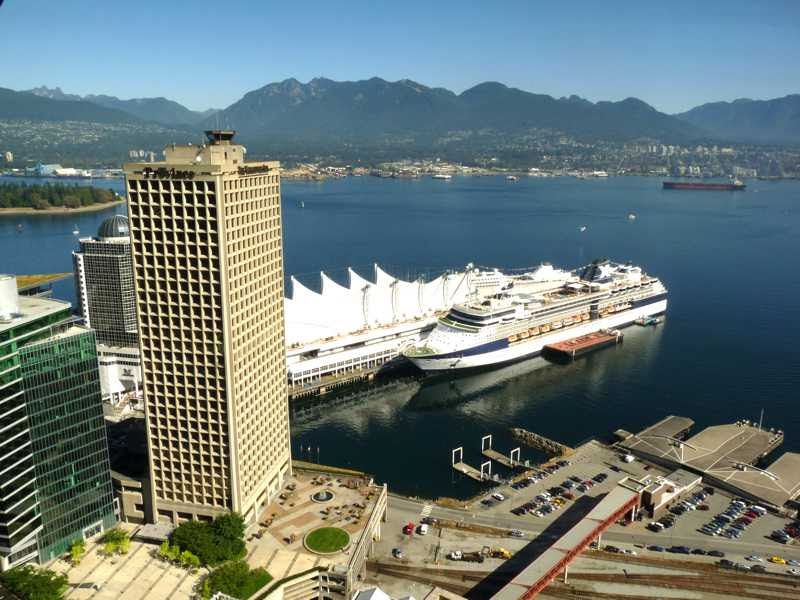 Vista desde Harbour Centre Hacia Canada Place. by José M Fraíno