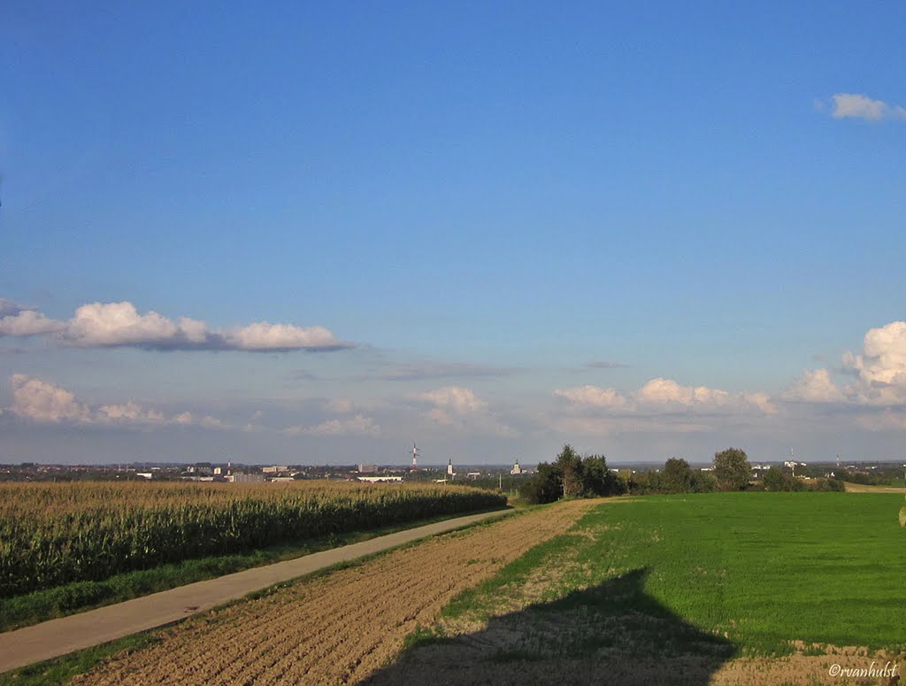 Hoegaarden, zicht over Tienen vanaf Marollenkapel in Hauthem by Vanhulst