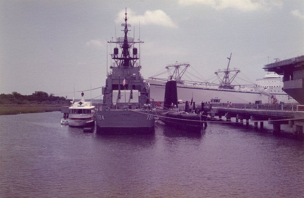 USS Laffey and the sub USS Clamagore to the right 1984 by vnvetlester