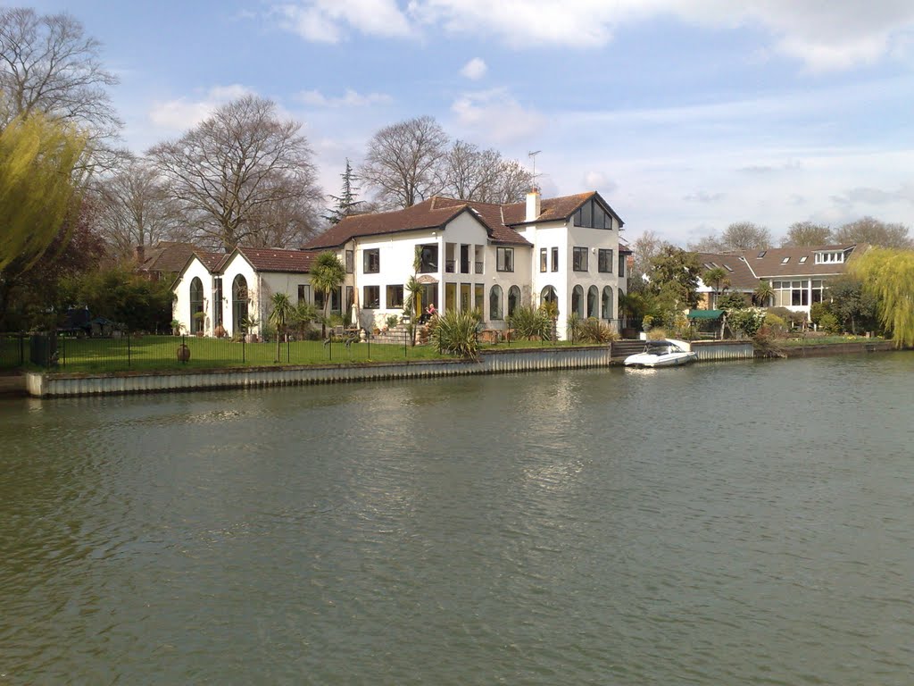 House at Thames Windsor-Maidenhead by ea1ddo