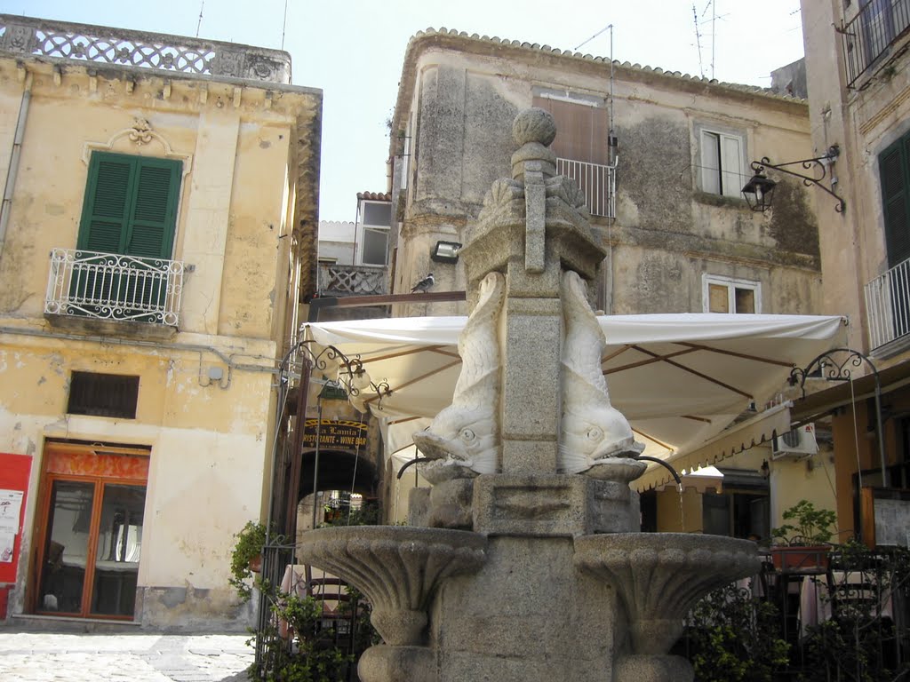 Piazza Ercole - Tropea by kajikawa