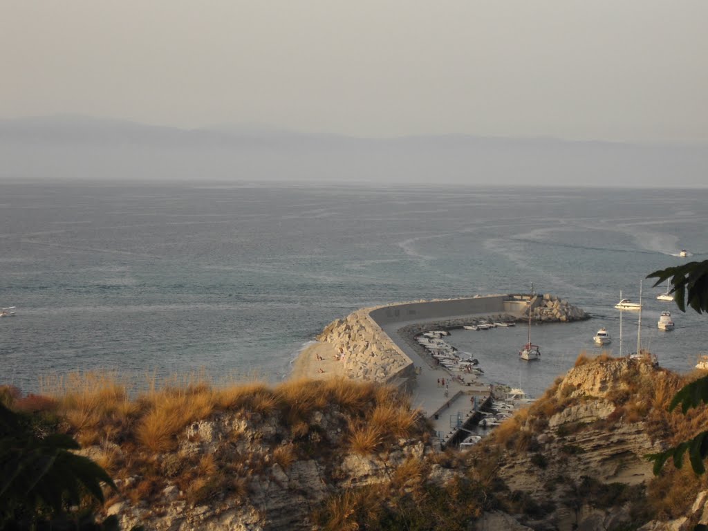 Porto turistico di Tropea by kajikawa