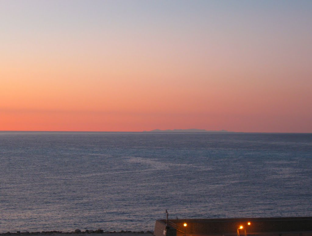 Villa Garnier, dalla terrazza.....laggiù in fondo....la Corsica! by Silvy51