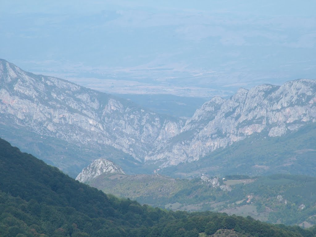 U prvom planu Asenovo kale a dalje ulaz u Odorovsko Zdrelo by Miodrag Aleksov