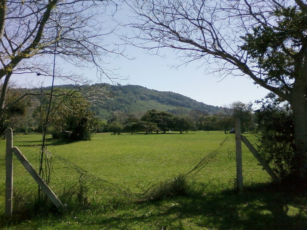 Campinho e o Morro das Abertas - Hípica, Porto Alegre, RS, Brasil by Rosemary Hoff