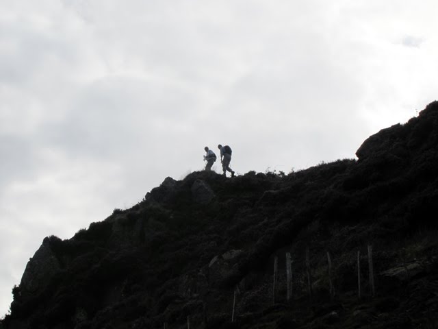 Montañeros en la cima de Zaburu by Santi Usabiaga