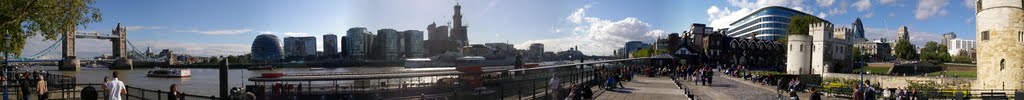 Tower Bridge Panorama by MANUEL ROCHA