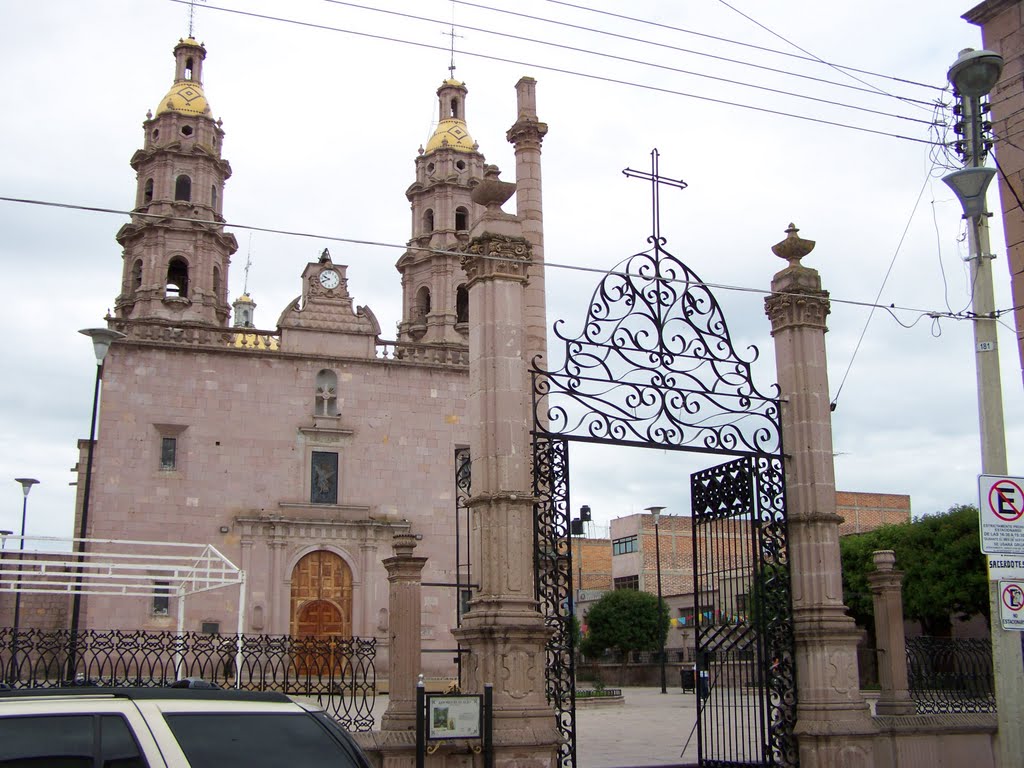 Iglesia Principal y Entrada by Fabian Cuenca