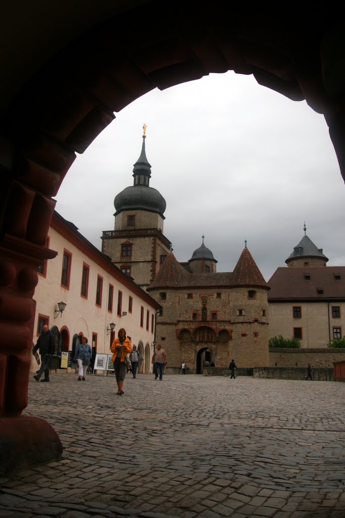 Tor zur Burg by ko hummel