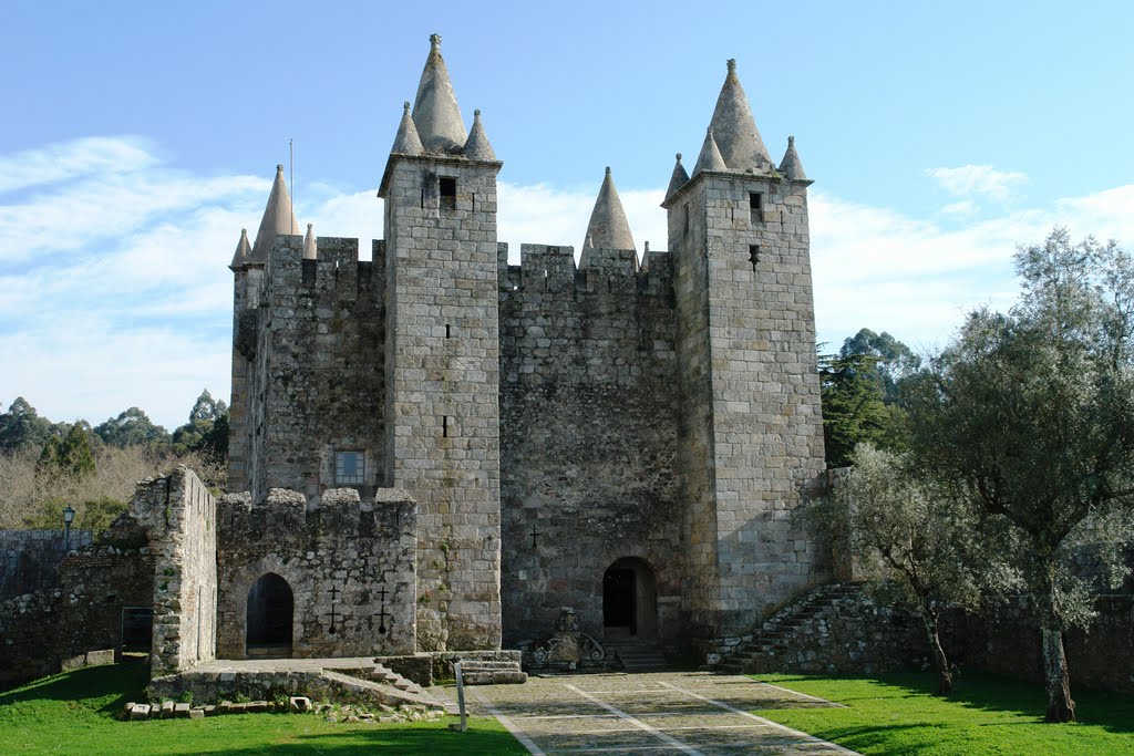 Castelo de Santa Maria da Feira by Manuel Doria Vilar