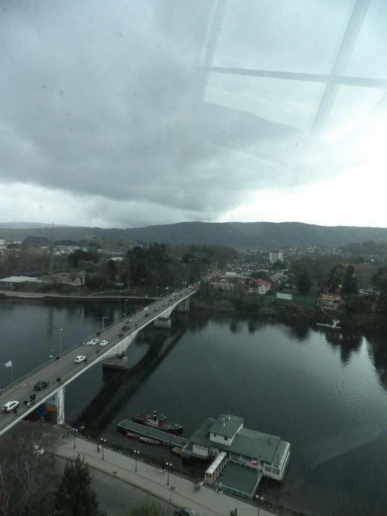 El Puente Pedro de Valdivia desde el Restaurant Sky, Valdivia, Chile by Alcione en Valdivia