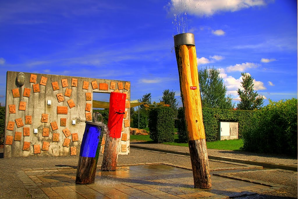 Holzsäulen, Wasser und eine Wand voller Hände by Strucki