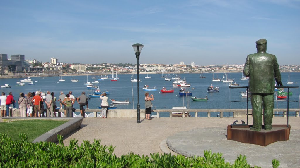 Cascais - Baia e em primeiro plano, de costas, a estátua d'El-Rei D. Carlos, 2010Set by Luís Paiva Boléo