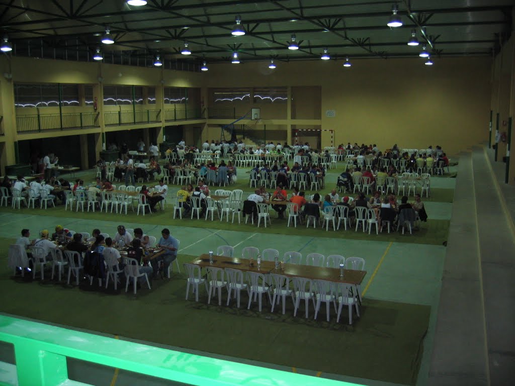 MOTEROS COMIENDO EN EL POLIDEPORTIVO by geletedecorito