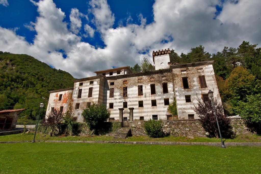 Gorreto, Palazzo Centurione (Settembre 2010) by GiamesPhoto (Giacomo A. Turco)