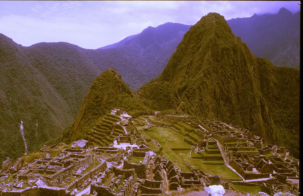 The forgotten Inka town Macchu Pichu by zsoltreti