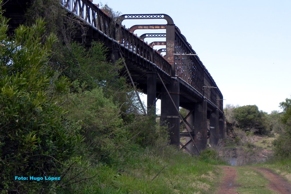 Puente de ferrocarril by Hugo Lopez