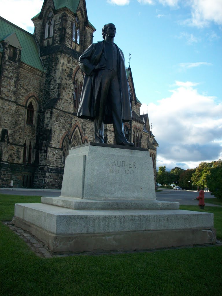 Laurier In Front Of East Block by mdmayes