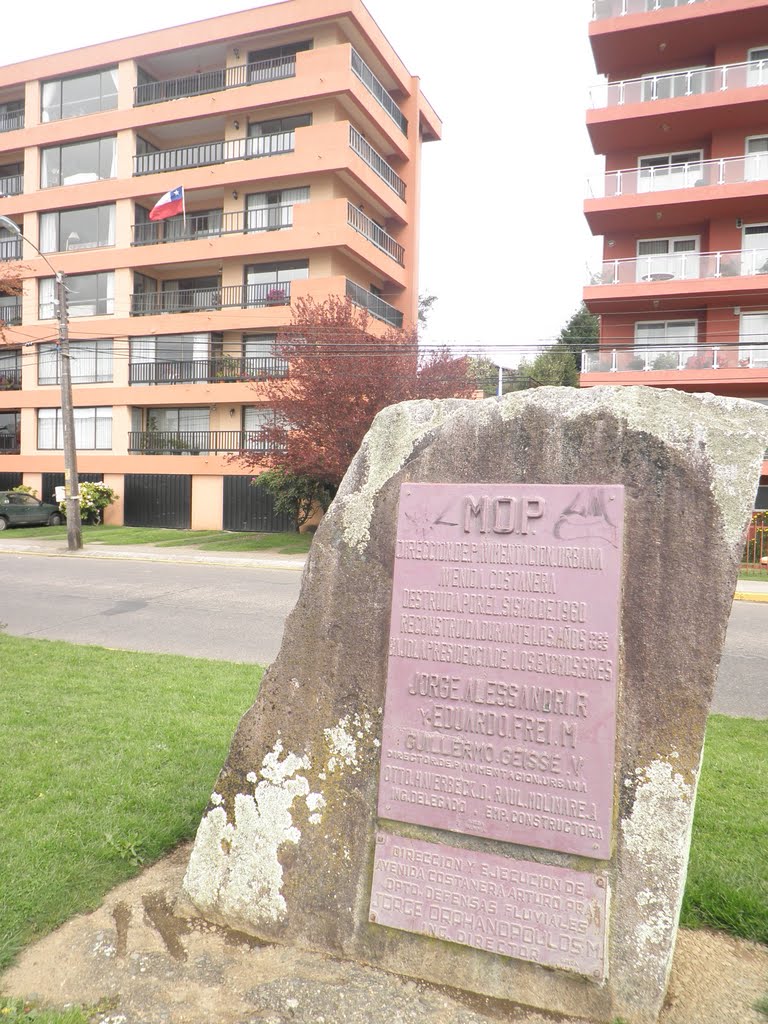 Costanera Arturo Prat, placa que conmemora su construcción en tiempos de los Presidentes Alessandri y Frei Montalva. Valdivia, Chile by Alcione en Valdivia