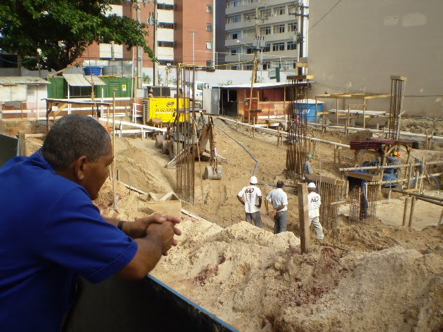 Ed. Guarujá/2007 - Antigo canteiro de obras visto do Ed. Canaã. by Rodrigo de Natal