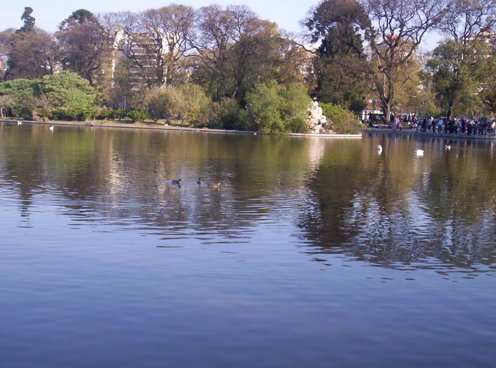 Lago del Parque Centenario by Lucio77