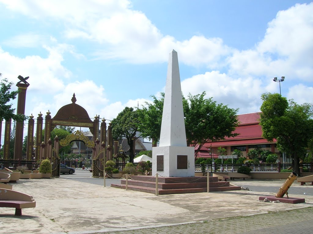 Memorial monument at Padang Merdeka (Padang Kelupang / Padang Bank), Kota Bharu, Kelantan by Gula Kapas