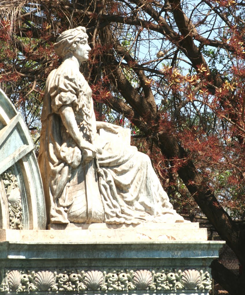 Statue in Pretoria Zoo by Daan Prinsloo