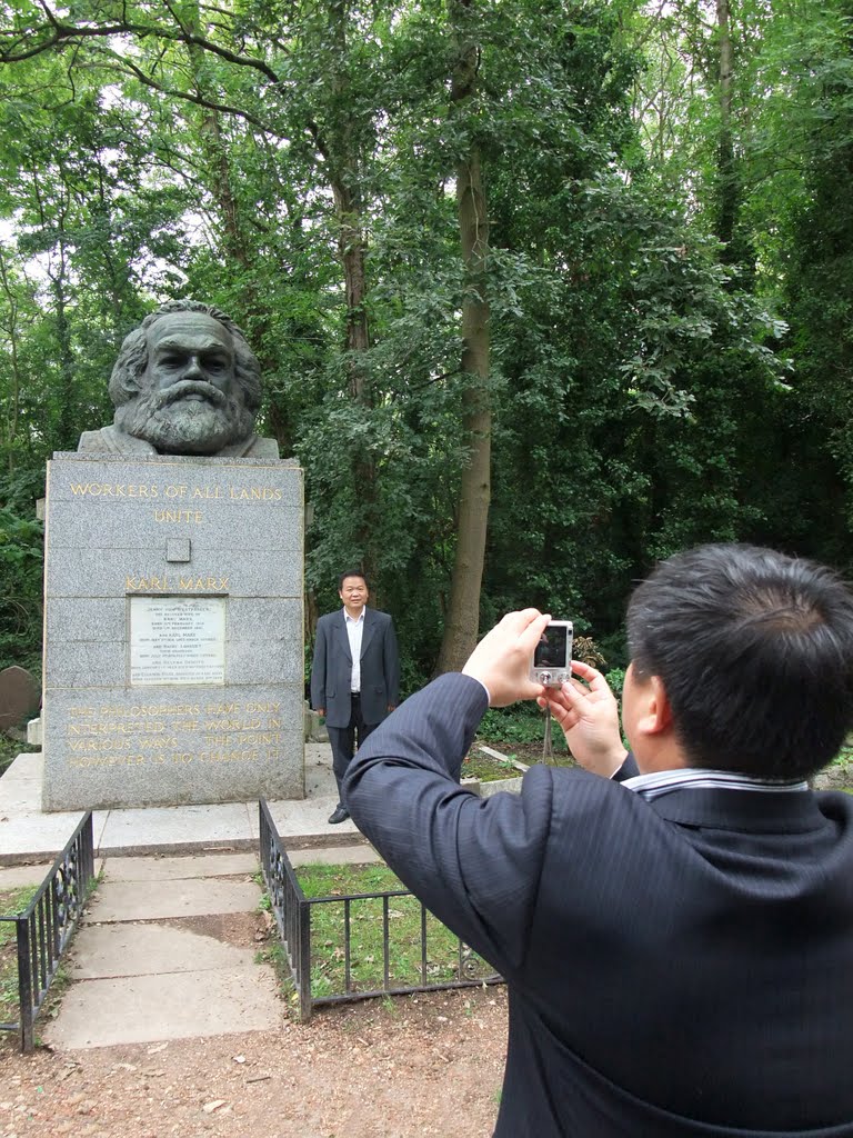 Highgate Cemetery - Grabstätte Karl Marx by Anja Müller