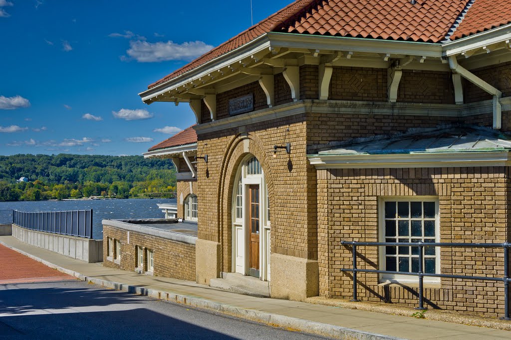 Rhinecliff Station #2 by Rip Tragle