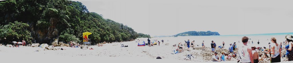 Hot Water Beach, New Zealand by Shri Thakare