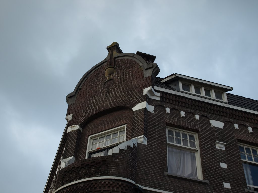 Pand op de hoek van de Lage der A en de A-straat 1 in Groningen, in 1915//16 ontworpen door architect Pieter van de Wint (1865-1940), in opdracht van Meinart Heikens (1858-1924), Wolkammerij, Weverij en Breierij, zoon van wolkammer Geert Heikens (1827-1908), kleinzoon van wolkammer Haike Heikens (1798-1879), achterkleinzoon van wolkammer Geert Heikens (1771-1841), achterachterkleinzoon van wolkammer Heike Heikens. Op 1-4-1887 vroeg G. Heikens vergunning voor het bouwen van een herenhuis aan de Westerkade (K 2134), onder architectuur van N.W. Lit (1833-1907); in 1895 was Lit de architect van het pakhuis en de winkel van de Firma H. Smith, Koffie- en Theegroothandel, Poelestraat 55, hoek Schuitendiep. by Hans R. van der Woud…