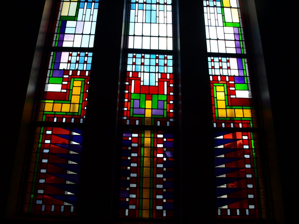 Gebouw in de stijl van de Amsterdamse School door architect S.J. Bouma. Glas-in-loodramen in het trappenhuis by Hans R. van der Woud…