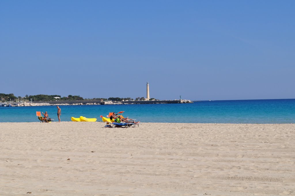 Faro dalla spiaggia by Filippo Piazza