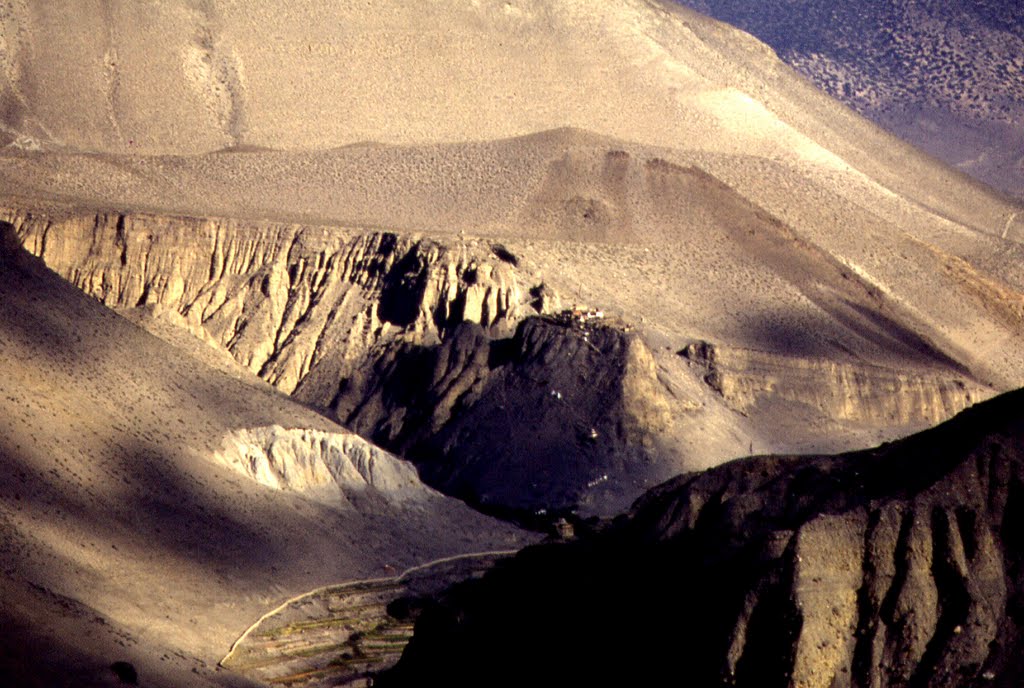 Mustang Gompa sopra Thimigàon dalla via che va da Kagbeni a Khinga by Marco Carnelli